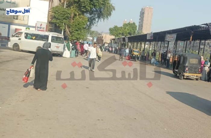 طلاب وسكان المراغة يشكون قلة مواصلات الموقف: "بنستنى بالساعات"