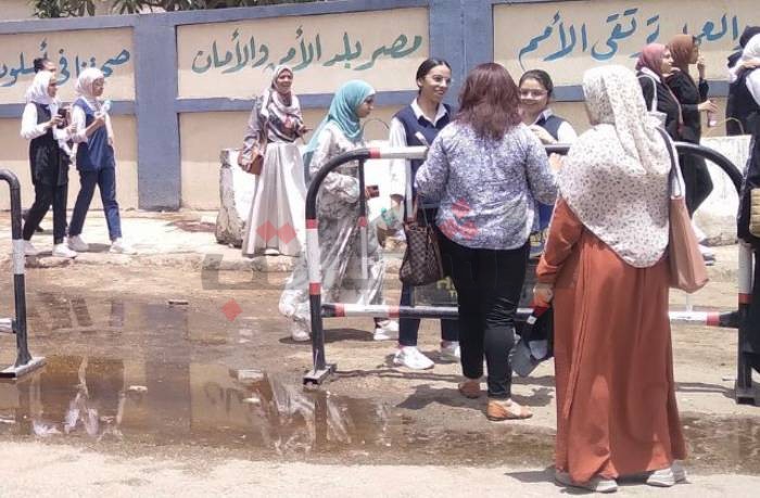 ضعف تهوية اللجان والنحو يزيدان معاناة طلاب الثانوية العامة بأسوان