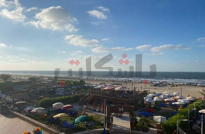 شاطئ بورسعيد يرفع الرايات السوداء.. ومديره: وضع لم يحدث منذ سنوات