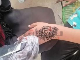 الحناء.. تراث السودانيات في أسواق أسوان
