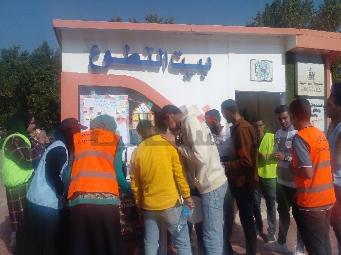 العشرات من طلاب جامعة سوهاج يشاركون في أنشطة "بيت التطوع"