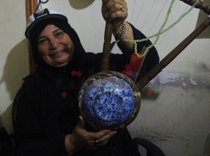 بعد 19 عامًا من العمل الحكومي.. "أسماء" تخلت عن الطب لصناعة "السمسمية"