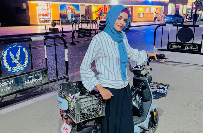 "فتاة الدليفري".. رحمة تجوب شوارع أسوان لكسب لقمة العيش