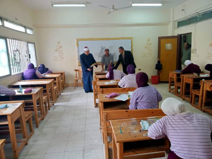 طلاب الأزهر يؤدون امتحان التاريخ