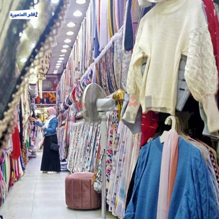 ألبوم صور - موسم "الشتوي".. الباعة يختلفون والمشترون يتسابقون على "التخفيضات"