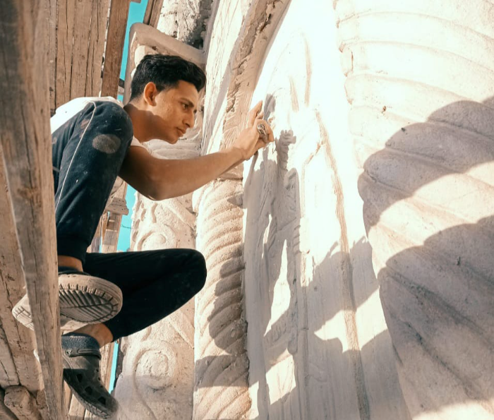 بيشوي عاطف.. نحات الصعيد الذي شكّل ملامح الجمال على جدران الكنائس
