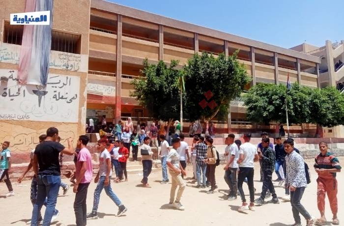 تباين حول صعوبة "اللغة الإنجليزية" بين طلاب الإعدادية