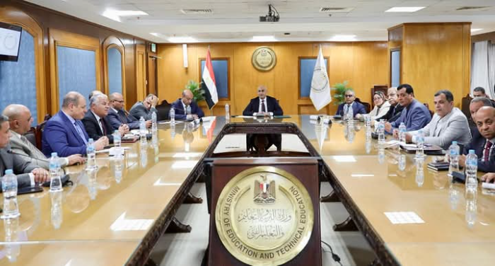 "البوكليت" في امتحانات الإعدادية.. بين مكافحة الغش وقلق الطلاب