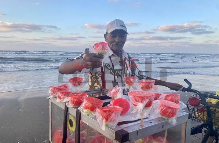 "خد الجميل".. حلوى يصنعها  "عم عشماوي" بُحب على شاطئ بورسعيد