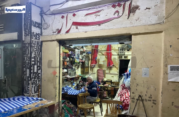 "القزاز".. عائلة توارثت مهنة صناعة شماسي بورسعيد لأكثر من قرن