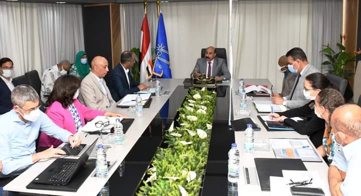 محافظ أسوان يدعو لفتح فصول تعليمية في مياه الشرب والصرف الصحي