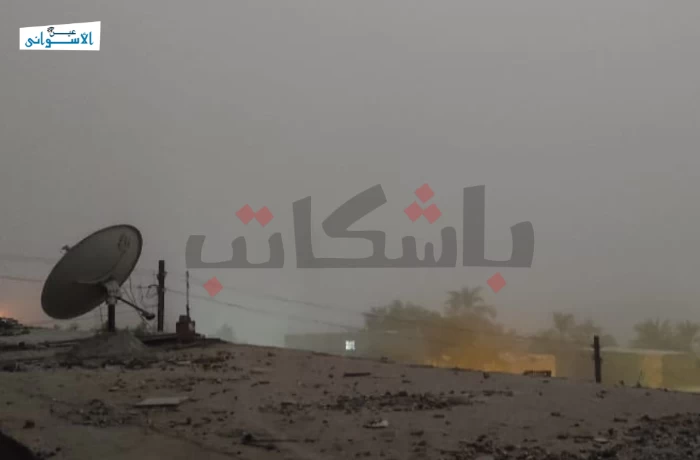 عاصفة ترابية بأسوان.. "لقمة عيش" عمال البناء تهزم الأتربة