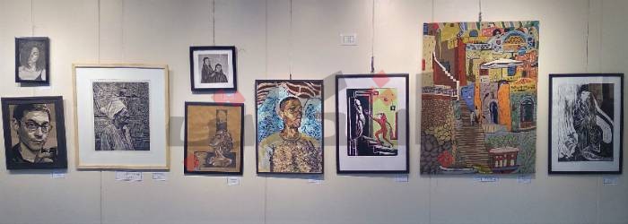 ألبوم صور.. 80 فنانًا تشكيليًا يعرضون لوحاتهم بصالون "خنوم" في أسوان