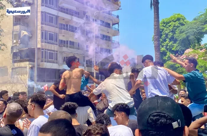بالشماريخ.. احتفال طلاب الثانوية العامة ببورسعيد بانتهاء الامتحانات