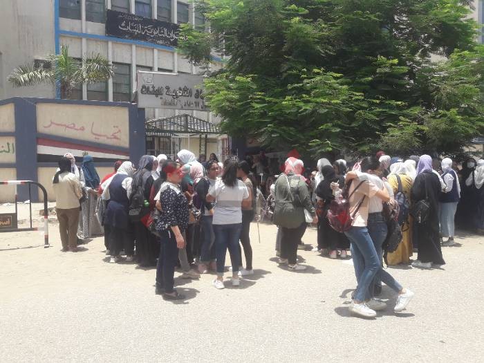 طالبات بـ"أسوان" و"كيما": المنطق صعب والأحياء فوق المتوسط ووقت "الاستاتيكا" قليل