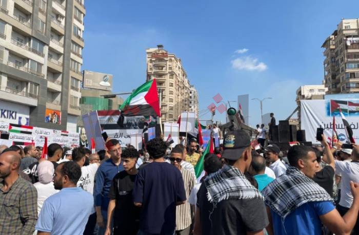 "غزة في القلب.. وسيناء غالية" المنصورة تتظاهر دعمًا لفلسطين ورفضًا للتهجير