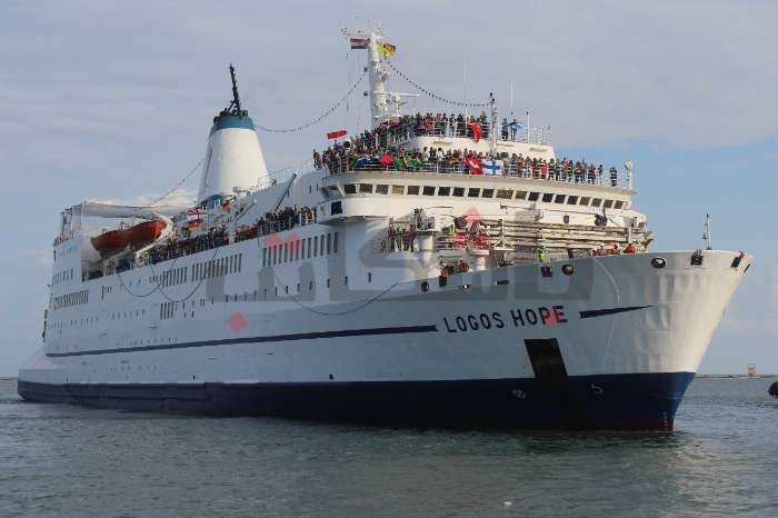 بالبالونات والرقص والأعلام.. بورسعيد تستقبل المكتبة العائمة