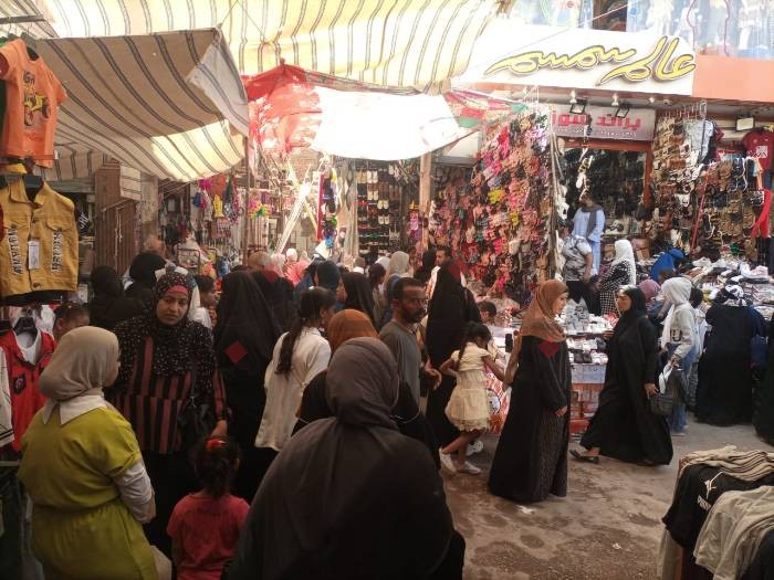 "البالة".. حل اضطراري لمواجهة ارتفاع الأسعار