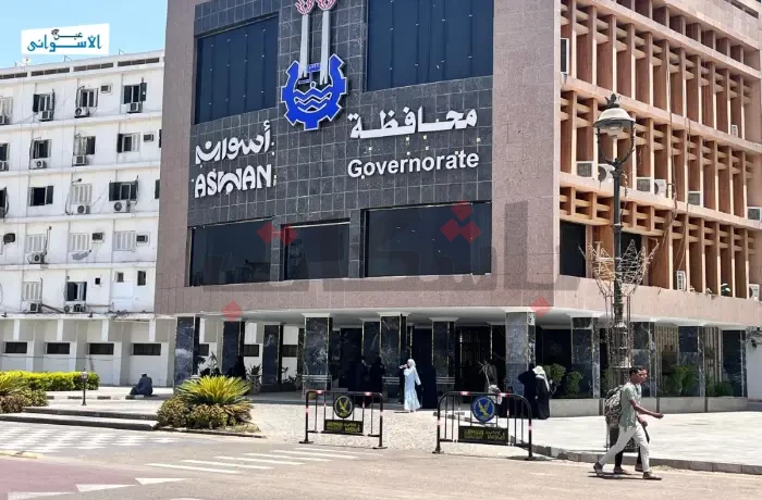 لكشف مصير مدارس التمريض.. تجمع لأهالي أمام مبنى محافظة أسوان