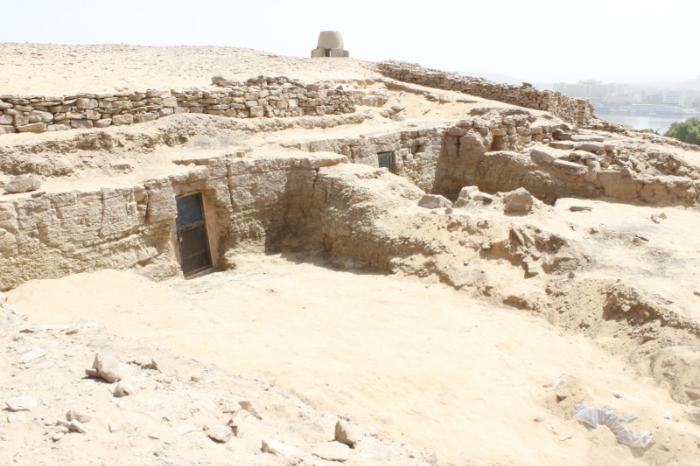 تفاصيل اكتشاف 3 مقابر جديدة في جبانة قبة الهوا