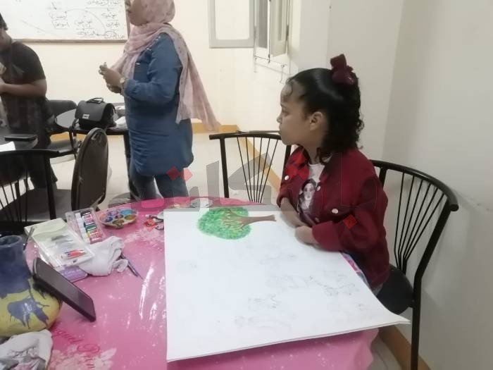 "بسملة" بنت أسوان.. من التنمر لتحدي الرسم بالفم