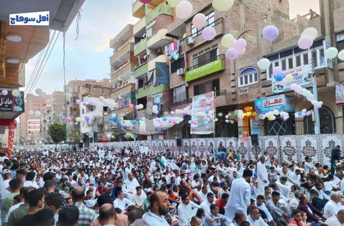 الدعاء لغزة بالنصر وتوزيع البلالين في صلاة عيد الأضحى في سوهاج