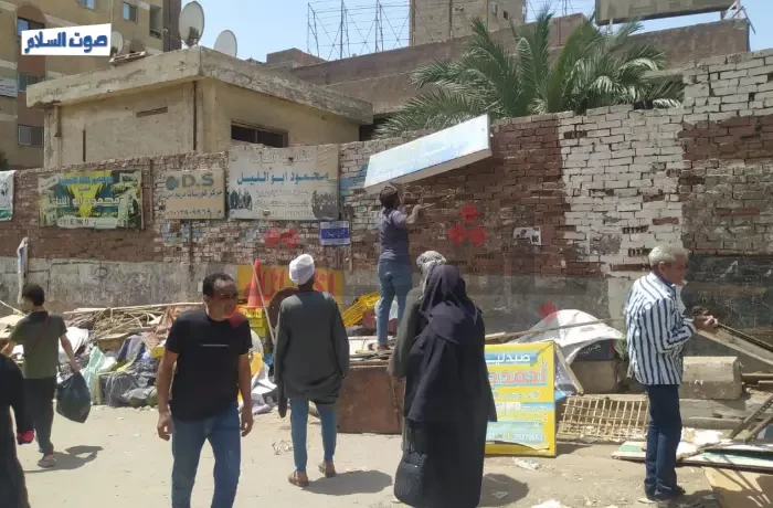 هدم 5 أكشاك في "سوق الفكهانية" خلال حملة مفاجئة من الحي