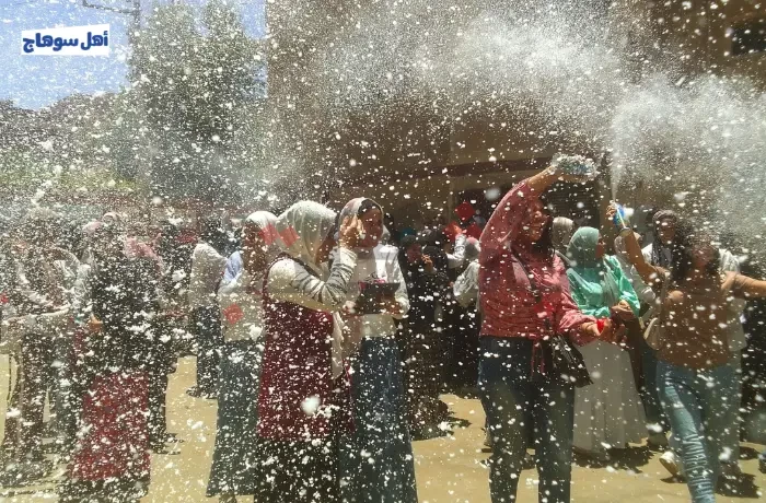 ختام احتفالي لامتحانات الثانوية العامة في سوهاج.. بالزغاريد والألعاب الدخانية