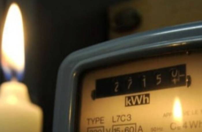 المصريون و"تخفيف الأحمال".. زبون بـ"نصف لحية" ومخاوف من تلف عينات التحاليل