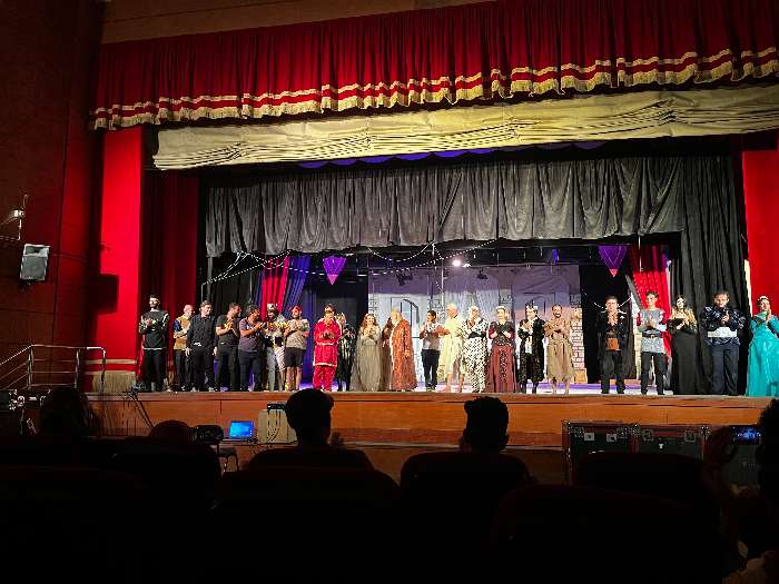 تأخير عرض "الملك لير" أثار غضب جمهور المنصورة