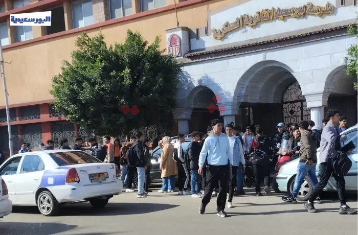 بعد الرياضيات.. فرحة طلاب أولى ثانوي بانتهاء امتحانات "الترم الأول"