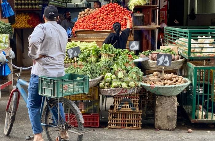 راتب واحد لا يكفي ..معاناة مع رحلة "أكل البيت"