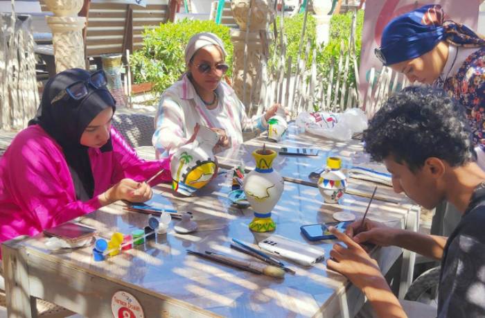 رسم وتلوين على الفخار مع مبادرة "يلا فلانتير" بأسوان