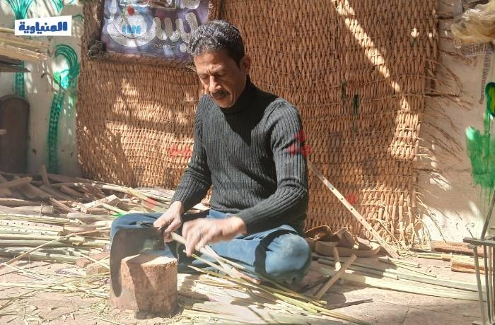 يأتي الفنان من حيث لا نتوقع.. عم «يحيى» يصنع الفوانيس من جريد النخل