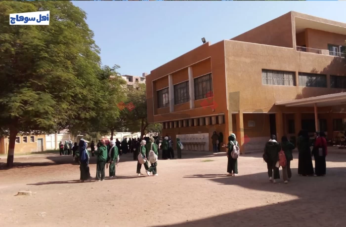 فرحة طلاب الصف الأول الثانوي بسهولة امتحان التاريخ 