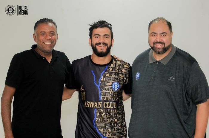 في صفقته الثامنة.. أسوان يتعاقد مع "محمود صابر" لاعب سيراميكا كليوباترا