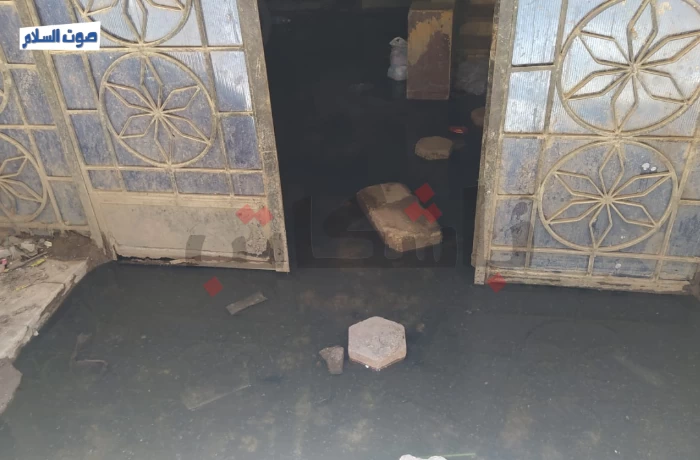 انكسار مواسير الصرف الصحي يغرق شارع حسن إبراهيم