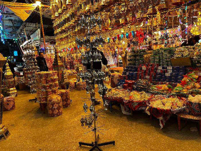 أهالي المنصورة يستعدون لرمضان بالفوانيس وموائد البط