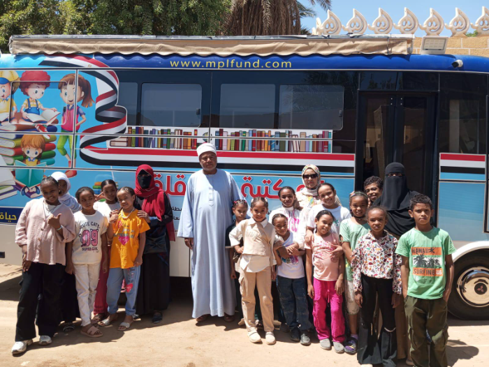 "المكتبة بتزورك"..استمرار جولات مكتبة مصر العامة المتنقلة بأسوان