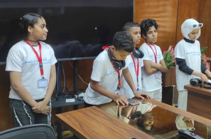 حادث يلهم طلاب أسوان لابتكار سلة مهملات إلكترونية