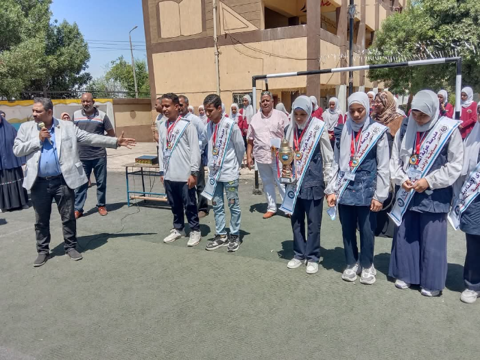 مدرسة "عزبة المصري" تحصد المركز الأول في مسابقة أوائل الطلبة 