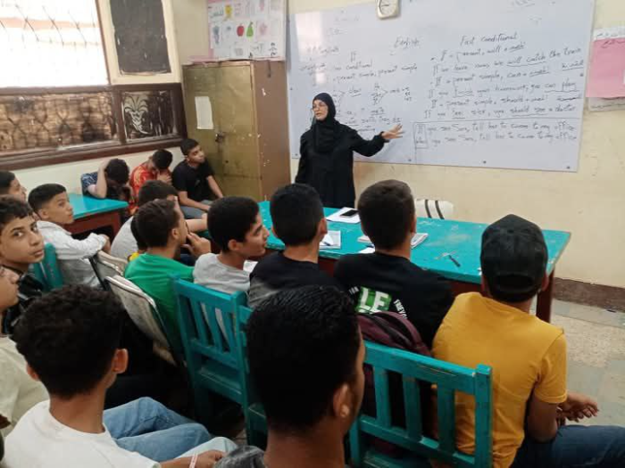 "جت في وقتها"..طلاب "إعدادية" يحتفون بمراجعات "التعليم" 