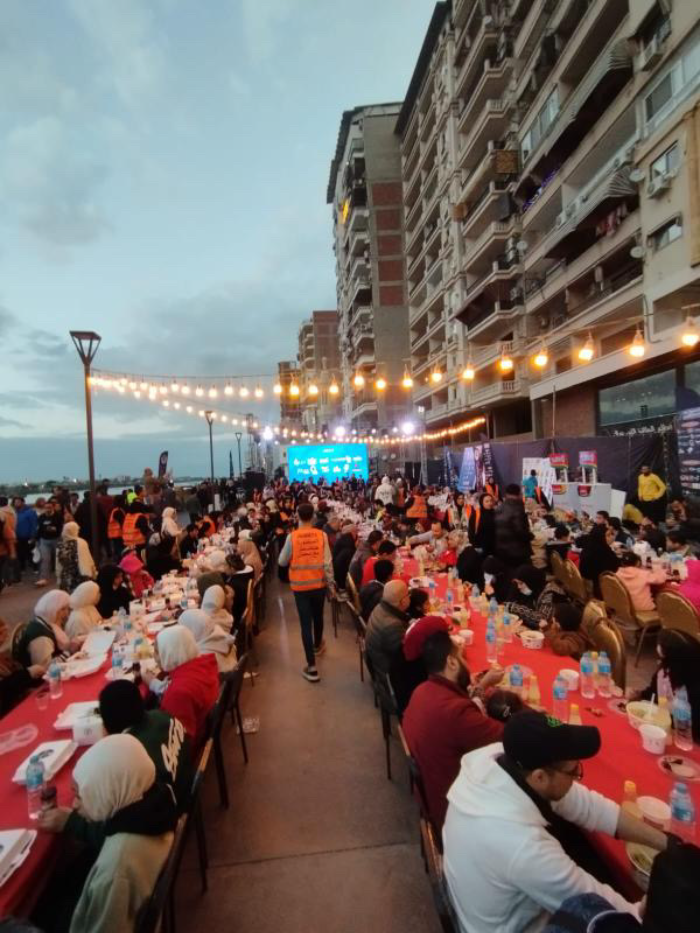 "المنصورة بتفطر مع بعض".. مائدة إفطار جماعية تعكس روح المحبة في رمضان