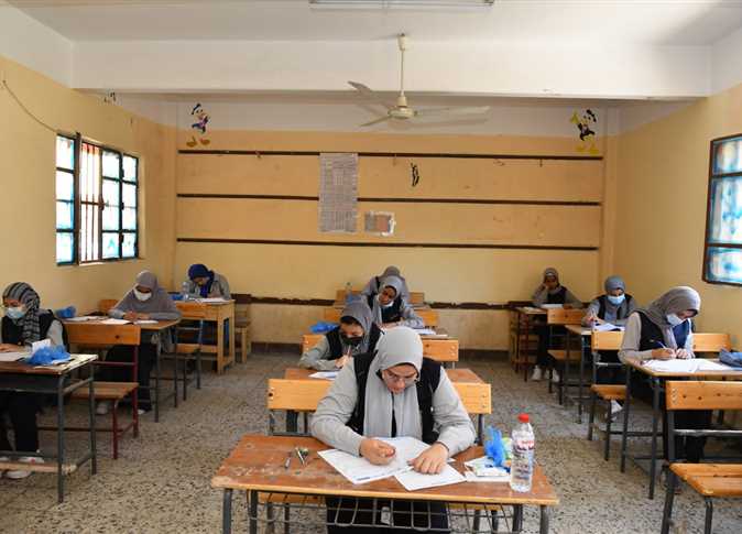 طلاب الأدبي يؤدون اختبار الجغرافيا