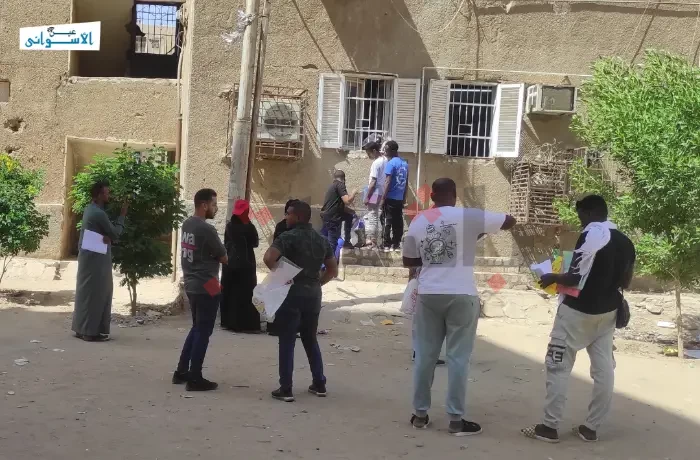 مواطنون بين صعود "الحجر" وغياب المظلات أمام مكتب العمل بالمحمودية