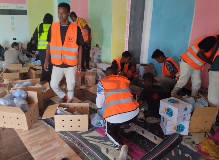 من موقف "كركر" الدولي.. عشرات المتطوعين و"تكاتك" القرية لنقل المساعدات