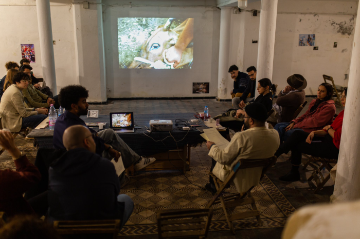عشرة مصورين يوثقون حياة الشارع في بيت السناري