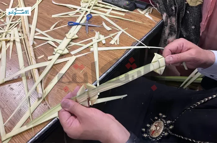 صناعة السعف في أحد الشعانين.. تقليد من القلب تتوارثه الأجيال