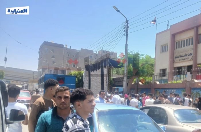 بكاء بين طلاب الثانوية العامة بسبب صعوبة اللغة العربية