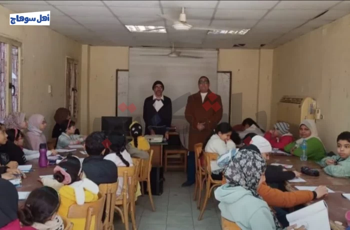 تعليم أساسيات الرسم في ورشة "العلوم والتكنولوجيا" بسوهاج